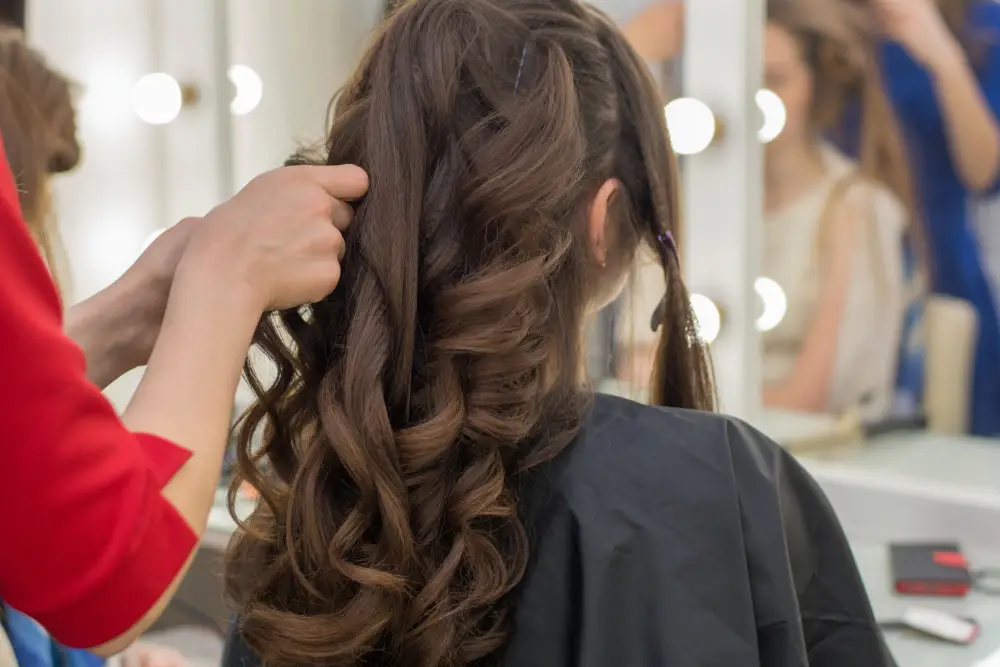 Coiffure femme élégante réalisée à domicile par L'Atelier by Mimi