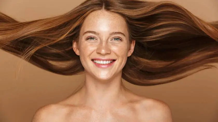 Coiffure femme élégante réalisée à domicile par L'Atelier by Mimi
