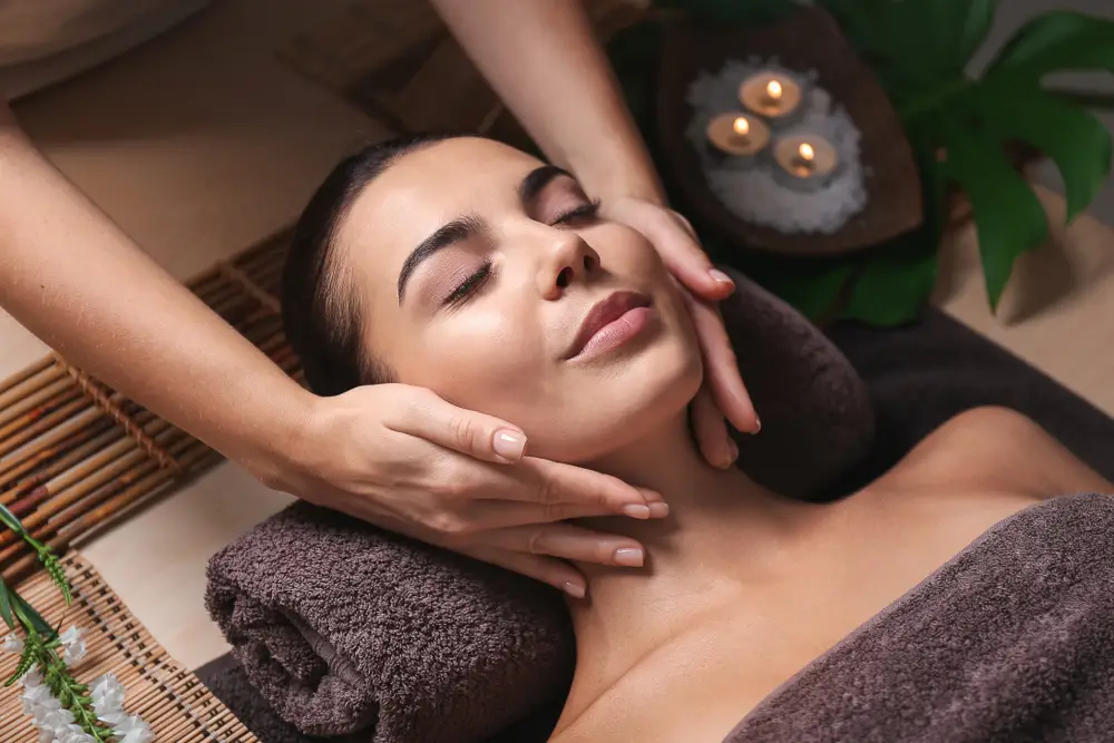 Massage à domicile au Maroc par un thérapeute professionnel, moment de bien-être et de relaxation avec massage deep tissue ou aromathérapie – massage a domicile, massage domicile.